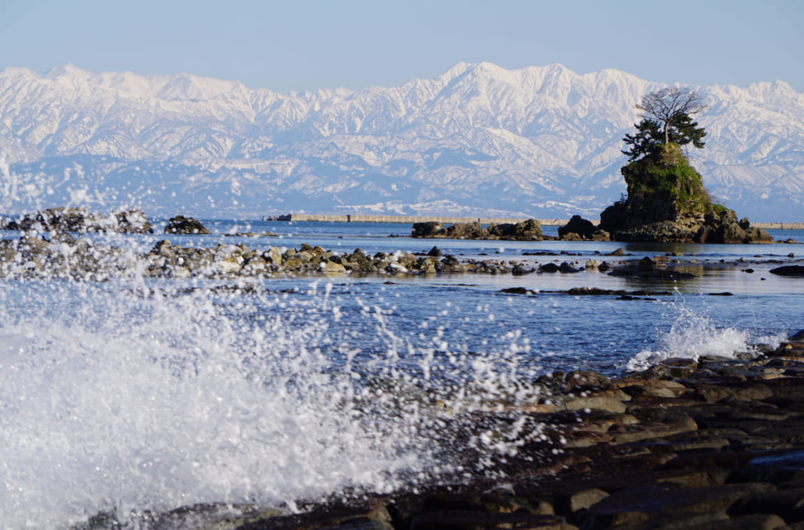 立山連峰を望める絶景の地 能登半島国定公園 雨晴海岸 あまはらしかいがん Food Diversity Today