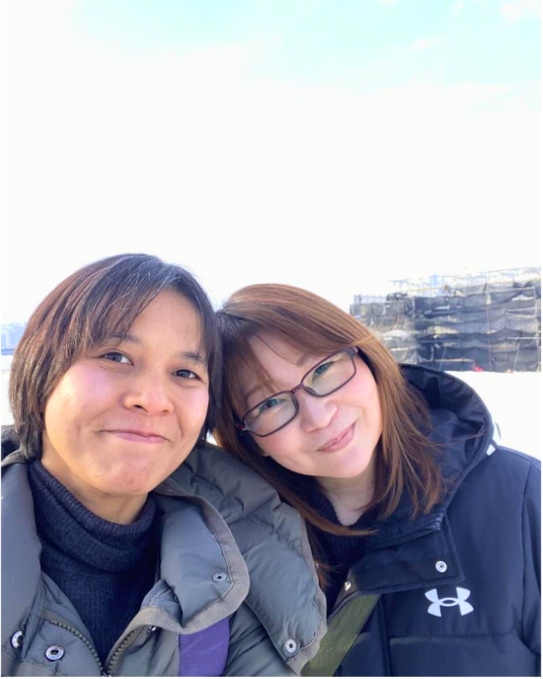 Indonesian woman living in Hokkaido made friend with Hokkaido's Food Diversity leader, took photos with snow on the back.